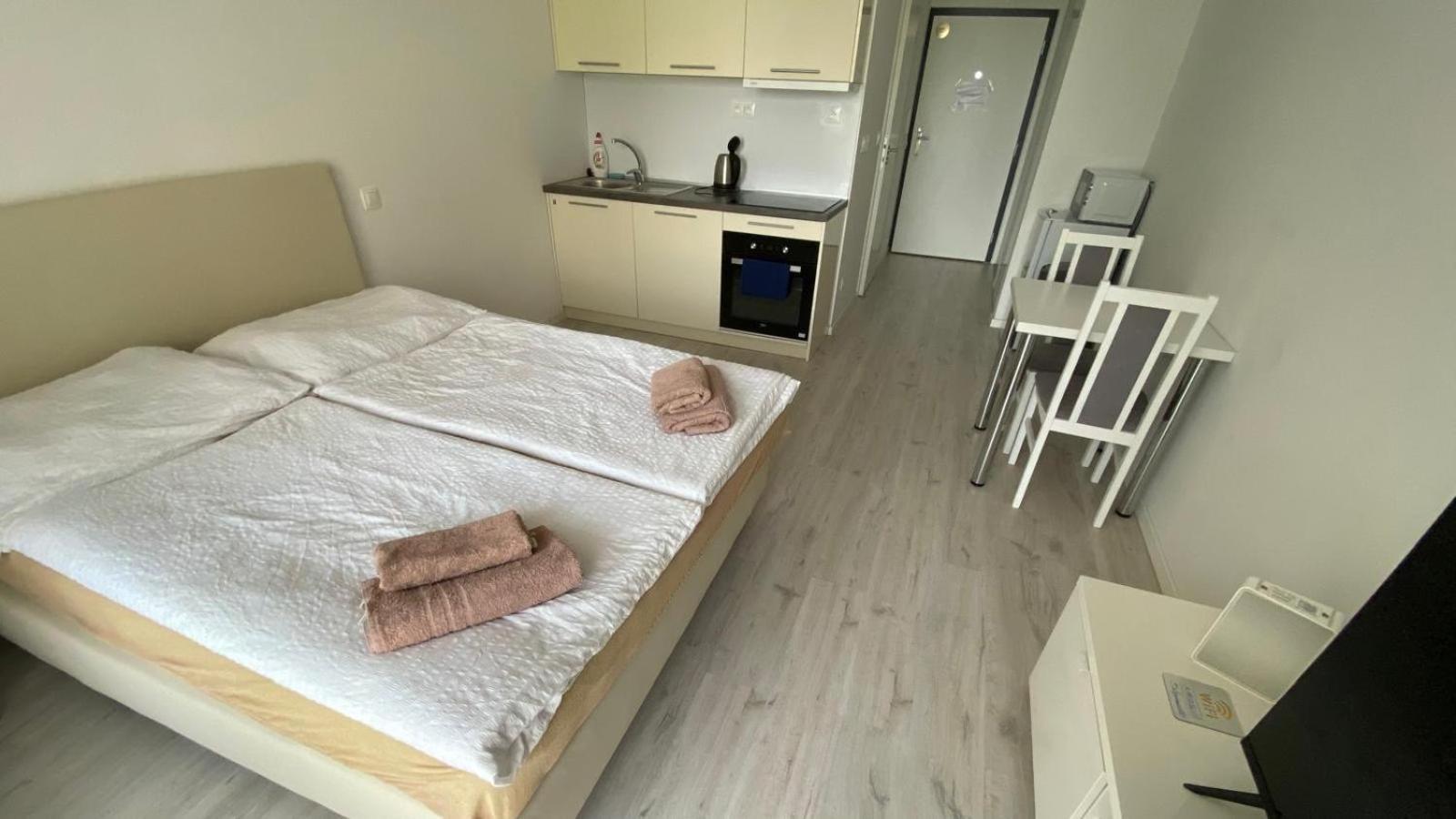 1 Room Apartment With Terrace, Slnecnice, 18B براتسيلافا المظهر الخارجي الصورة